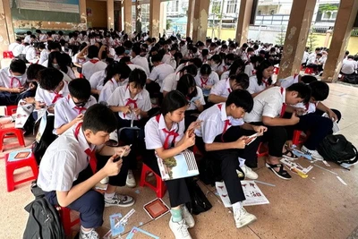 Học sinh Trường trung học cơ sở Lê Lợi, thành phố Biên Hòa, thực hiện cắt, dán thành mô hình Cột cờ Hà Nội trong giờ hoạt động trải nghiệm-hướng nghiệp.