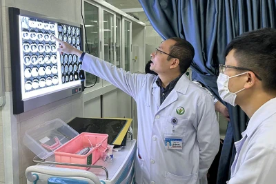 Các bác sĩ Bệnh viện Hữu nghị Việt Đức đánh giá tổn thương trên kết quả cận lâm sàng để có phương án cấp cứu, điều trị cho người bệnh.