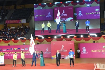 Thứ trưởng Giáo dục và Đào tạo Nguyễn Thị Kim Chi, Trưởng ban Tổ chức Đại hội, cùng đại diện lãnh đạo thành phố Đà Nẵng thực hiện nghi thức trao cờ Hội đồng thể thao học sinh Đông Nam Á cho Brunei Darussalam - nước chủ nhà của Đại hội Thể thao học sinh Đông Nam Á lần thứ 14. (Ảnh: ANH ĐÀO)