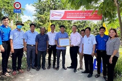 Đại diện lãnh đạo Công ty Nam Dược trao kinh phí hỗ trợ xây cầu cho địa phương.