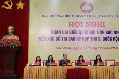 Các đại biểu Quốc hội tỉnh Bắc Ninh tại buổi tiếp xúc cử tri.