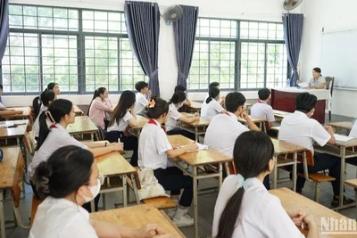 Các thí sinh đến làm thủ tục, nghe phổ biến quy chế thi tại điểm thi trường THPT Phan Châu Trinh (TP Đà Nẵng) sáng ngày 1/6. (Ảnh ANH ĐÀO)