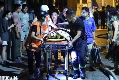 Lực lượng chức năng tích cực cứu hộ nạn nhân trong vụ cháy chung cư mini tại hẻm 29/70 phố Khương Hạ (phường Khương Đình, quận Thanh Xuân, Hà Nội). (Ảnh: Phạm Kiên/TTXVN)