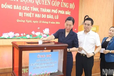 Các đồng chí lãnh đạo tỉnh Quảng Ngãi tham gia ủng hộ trực tiếp tại lễ phát động.
