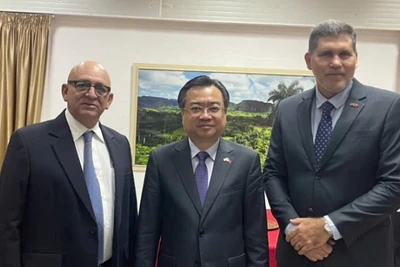 Bộ trưởng Xây dựng Nguyễn Thanh Nghị hội đàm với Bộ trưởng Ngoại thương và Đầu tư nước ngoài Cuba, đồng Chủ tịch Ủy ban Liên chính phủ Việt Nam-Cuba Oscar Pérez Oliva Fraga và Bộ trưởng Xây dựng Cuba René Mesa Villafaña.