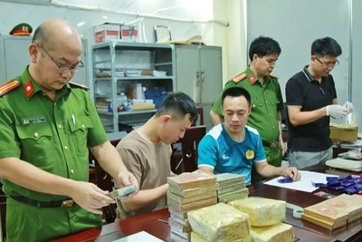 Ban chuyên án mở niêm phong, lấy mẫu giám định các loại ma túy thu được trong chuyên án.