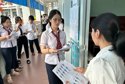 Thí sinh làm thủ tục làm phòng thi tại điểm thi Trường THPT Tam Hiệp, thành phố Biên Hòa, Đồng Nai.