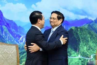 Thủ tướng Phạm Minh Chính đón Phó Thủ tướng, Bộ trưởng Ngoại giao Lào Saleumxay Kommasith.