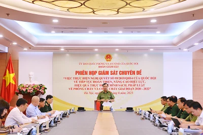 Chủ nhiệm Ủy ban Quốc phòng và An ninh Lê Tấn Tới phát biểu khai mạc. 