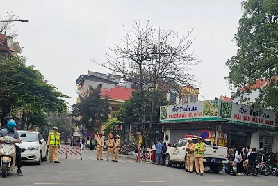 Lực lượng công an phong tỏa phố Chiền thuộc phường Ngô Quyền, thành phố Vĩnh Yên - nơi có nhà riêng của Bí thư Tỉnh ủy Vĩnh Phúc Hoàng Thị Thúy Lan.