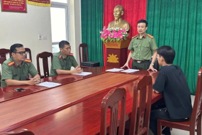 Cơ quan công an triệu tập 1 đối tượng sử dụng mạng xã hội đưa thông tin sai sự thật.