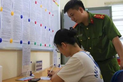 Công an các đơn vị, địa phương khẩn trương tổ chức tập huấn cấp thẻ sát hạch viên, bảo đảm đủ số lượng, phục vụ nhân dân ngay sau khi tiếp nhận.