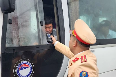 Cảnh sát giao thông đo nồng độ cồn đối với lái xe ô tô.