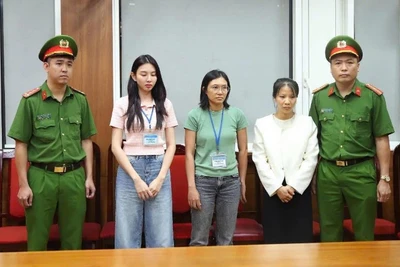 Từ trái qua phải: Nguyễn Thúc Thùy Tiên, Phạm Thị Diễm Trinh và Trần Thị Lệ Thu.