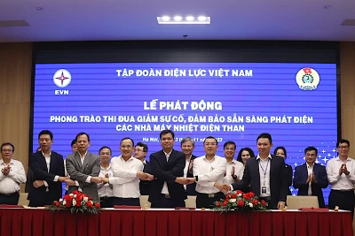 Đại diện các nhà máy nhiệt điện than thuộc EVN ký kết giao ước thi đua. 