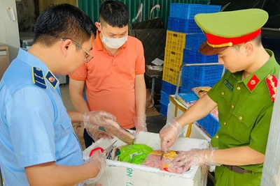 Hơn 1 tấn nguyên liệu đã bị thu giữ. 