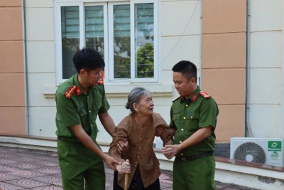 Giáo dục thế hệ trẻ Bộ Tư lệnh Cảnh sát Cơ động truyền thống cách mạng, đạo lý uống nước nhớ nguồn.