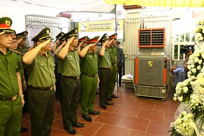 Đoàn công tác Bộ Công an viếng đồng chí Nguyễn Đăng Khải.