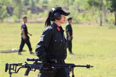 Trung sĩ Ngô Thị Dung trong giờ huấn luyện bắn tỉa. (Ảnh: NVCC)