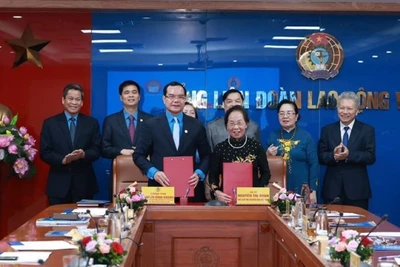 Ký kết Chương trình phối hợp giữa Tổng Liên đoàn Lao động Việt Nam và Hội Khuyến học Việt Nam. (Ảnh: Hải Nguyễn)