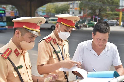 Tổng đài 19008099 giúp nhân dân kết nối trực tiếp với cảnh sát giao thông. (Ảnh minh hoạ)