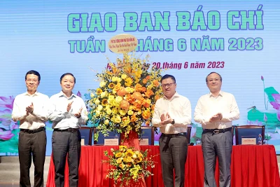 Phó Thủ tướng Trần Hồng Hà tặng hoa giới báo chí nhân dịp 98 năm Ngày Báo chí cách mạng Việt Nam.