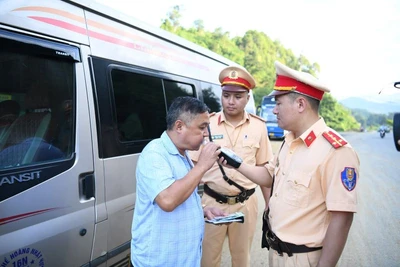 Kiểm tra vi phạm nồng độ cồn tài xế lái xe khách.