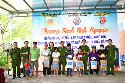 Trao quà tặng gia đình chính sách, người có công với cách mạng, các cháu học sinh nghèo vượt khó.