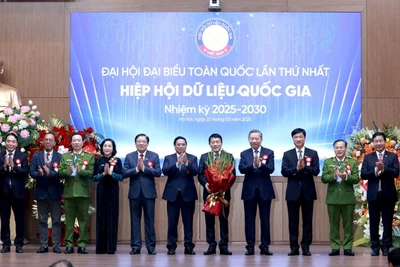 Tổng Bí thư Tô Lâm và Thủ tướng Phạm Minh Chính chúc mừng Ban Thường vụ Hiệp hội Dữ liệu quốc gia nhiệm kỳ 2025-2030. (Ảnh: ĐĂNG KHOA)