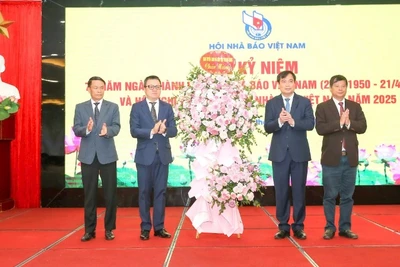 Lãnh đạo Ban Tuyên giáo và Dân vận Trung ương tặng lẵng hoa chúc mừng 75 năm thành lập Hội Nhà báo Việt Nam.