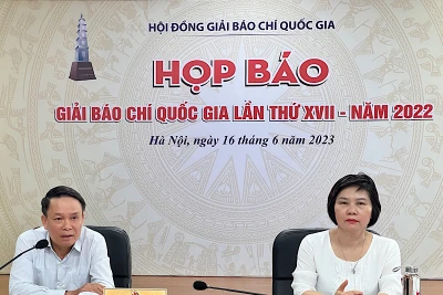 Phó Chủ tịch Thường trực Hội Nhà báo Việt Nam Nguyễn Đức Lợi chủ trì buổi họp báo. 