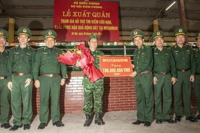 Thiếu tướng Lê Văn Phúc trao100 triệu đồng của Đảng ủy, Bộ Tư lệnh Bộ đội biên phòng tặng các thành viên trong đoàn công tác. Ảnh: Văn Chương