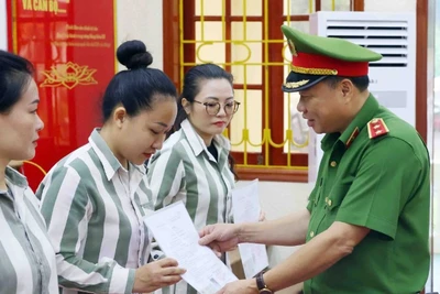 Trung tướng Nguyễn Văn Phục trao Quyết định đặc xá cho các phạm nhân đủ điều kiện.