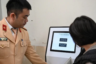 Cấp, đổi giấy phép lái xe bằng hình thức trực tuyến sẽ giảm thiểu thời gian đi lại và thủ tục, thuận lợi cho nhân dân.