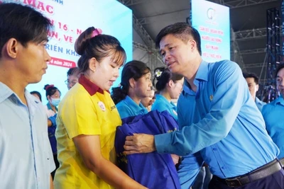 Phó Chủ tịch Tổng Liên đoàn Lao động Việt Nam Ngọ Duy Hiểu trao quà tặng công nhân trong Tháng Công nhân 2024, tại Thành phố Hồ Chí Minh.