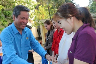 Phó Chủ tịch Tổng Liên đoàn Lao động Việt Nam Huỳnh Thanh Xuân tặng quà công nhân trước giờ lên tàu về quê đón Tết Giáp Thìn 2024.