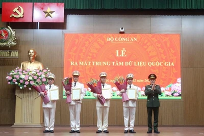 Bộ trưởng Lương Tam Quang trao Quyết định thành lập Trung tâm Dữ liệu quốc gia.