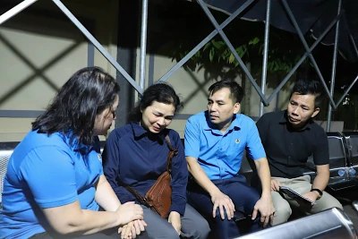 Thăm hỏi, động viên, trao hỗ trợ thân nhân người lao động.