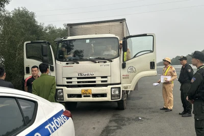 Cảnh sát giao thông bắt giữ nhóm đánh bạc trên xe dừng trên đường cao tốc.