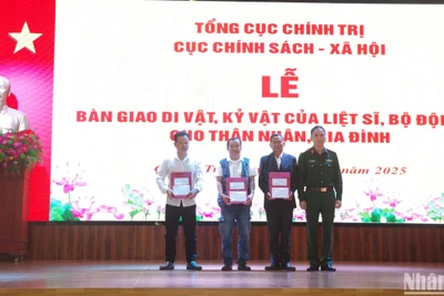 Đại tá Dương Văn Bảo, Phó Trưởng phòng Hậu phương quân đội, Cục Chính sách-Xã hội, Tổng Cục Chính trị bàn giao di vật, kỷ vật của liệt sĩ về với thân nhân.