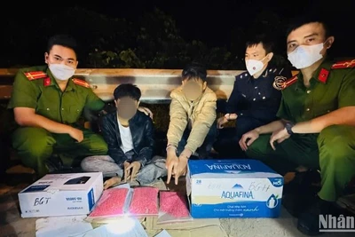 Lực lượng chức năng bắt giữ hai đối tượng cùng tang vật. 