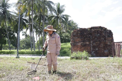 Nhân viên của MAG tiến hành rà phá bom mìn trong khuôn viên Thành cổ Quảng Trị.