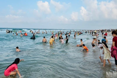 Bãi biển Cửa Việt trở thành điểm đến lý tưởng cho du khách trong dịp nghỉ lễ.