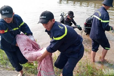 Thi thể học sinh lớp 4 được lực lượng chức năng đưa lên bờ.