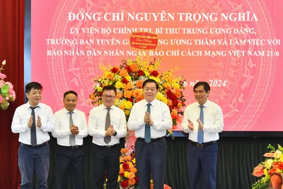 Đồng chí Nguyễn Trọng Nghĩa, Ủy viên Bộ Chính trị, Bí thư Trung ương Đảng, Trưởng Ban Tuyên giáo Trung ương tặng lẵng hoa chúc mừng tập thể cán bộ, nhân viên Báo Nhân Dân.