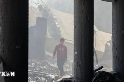 Cảnh đổ nát sau cuộc không kích của Israel tại Gaza. (Ảnh: THX/TTXVN)