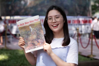 Một bạn trẻ gene Z đã thành công săn được phụ san đặc biệt của Báo Nhân Dân ngày 7/5. Ảnh: Sơn Tùng