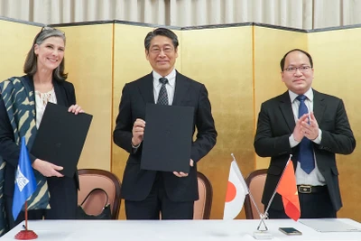 Lễ ký Hợp đồng viện trợ ODA không hoàn lại “Phát triển Trung tâm Đổi mới sáng tạo Quốc gia Việt Nam” với sự tham gia của Đại sứ Nhật Bản tại Việt Nam Ito Naoki, bà Ramla Khalidi, Trưởng đại diện Cơ quan phát triển Liên Hiệp Quốc (UNDP) tại Việt Nam và ông Vũ Quốc Huy, Giám đốc Trung tâm Đổi mới sáng tạo Quốc gia (NIC). (Ảnh: UNDP Việt Nam)