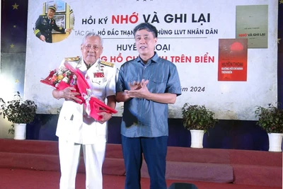 Đại tá, nhà văn Nguyễn Bình Phương, Phó Chủ tịch Hội Nhà văn Việt Nam, Tổng Biên tập Tạp chí Văn nghệ Quân đội tặng hoa chúc mừng tác giả tập hồi ký Anh hùng Lực lượng vũ trang nhân dân Hồ Đắc Thạnh.