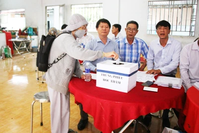 Người dân bốc thăm nhận đất tái định cư.